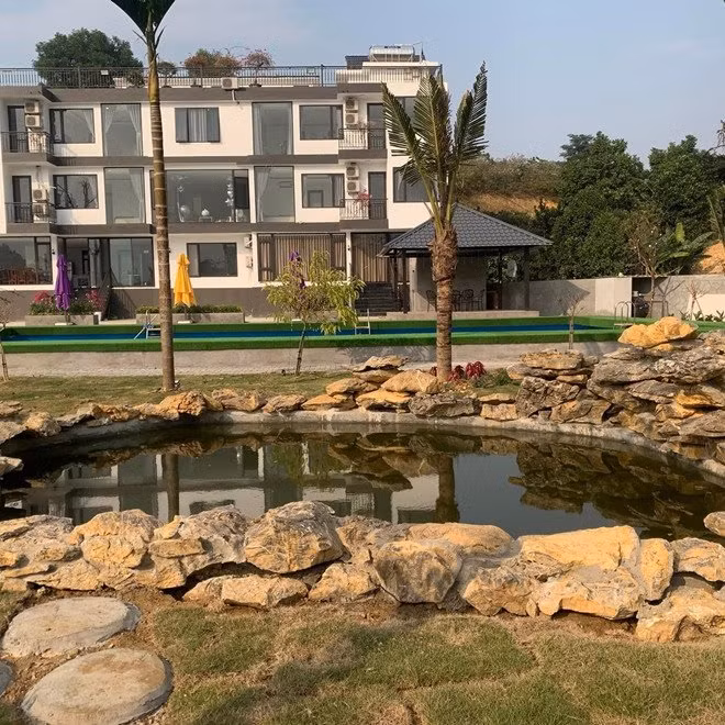 Biệt thự mang phong cách hiện đại với tông màu trắng - đen và nâu làm chủ đạo, gồm 15 phòng. Ảnh; FBNV