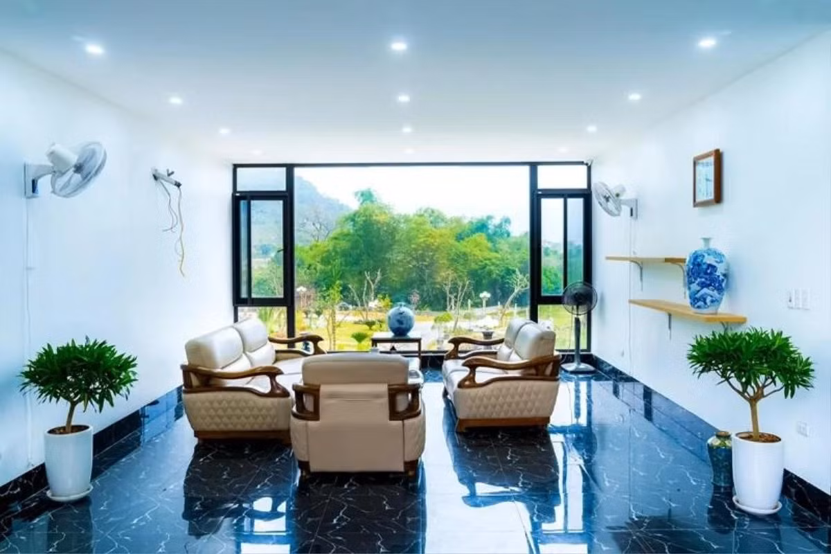 Hệ thống cửa kính lớn hứng trọn ánh sáng từ thiên nhiên. Ảnh: Saostar