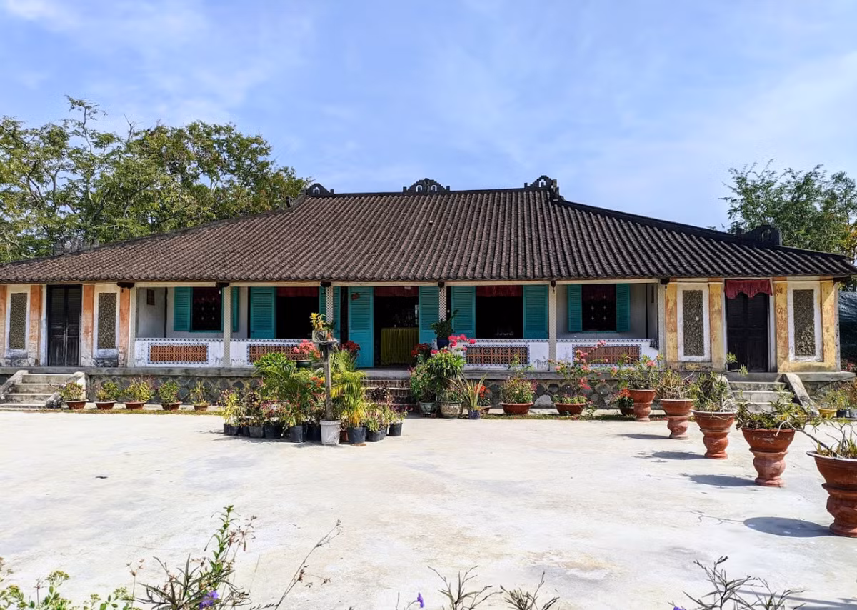 Khoảng năm 1890, ông Hoa tự tìm đến Huế, thuê một đội thợ giỏi khoảng 15 người về Long An làm nhà. Ông cũng đi khắp nơi tìm mua các loại gỗ quý như cẩm lai, gõ đỏ, gõ mật, căm xe... về làm nhà. Ảnh: Thamhiemmekong