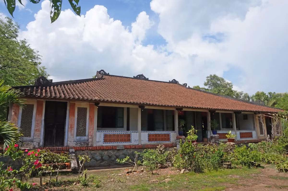 Tọa lạc tại xã Long Hựu Đông (huyện Cần Đước, tỉnh Long An), nhà trăm cột là một trong những địa chỉ thu hút đông đảo khách tham quan. Ảnh: Traveloka
