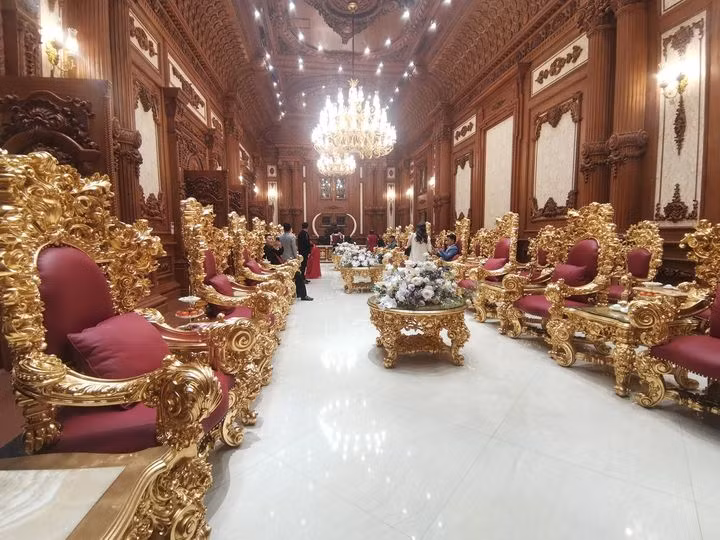 Phòng tiếp khách có diện tích tương đương một căn chung cư, bàn ghế đa phần được sản xuất thủ công tại Việt Nam. Ảnh: Facebook