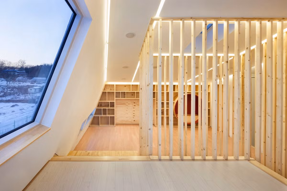 Các khung cửa sổ có tác dụng lấy nhiều ánh sáng tự nhiên đồng thời giúp các phòng trông rộng hơn so với thực tế. Ảnh: Newatlas
