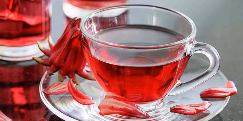 Hoa bụp giấm với màu đỏ tươi đẹp mắt cũng có thể nấu canh chua hoặc để làm mứt, làm siro. Ảnh: Internet