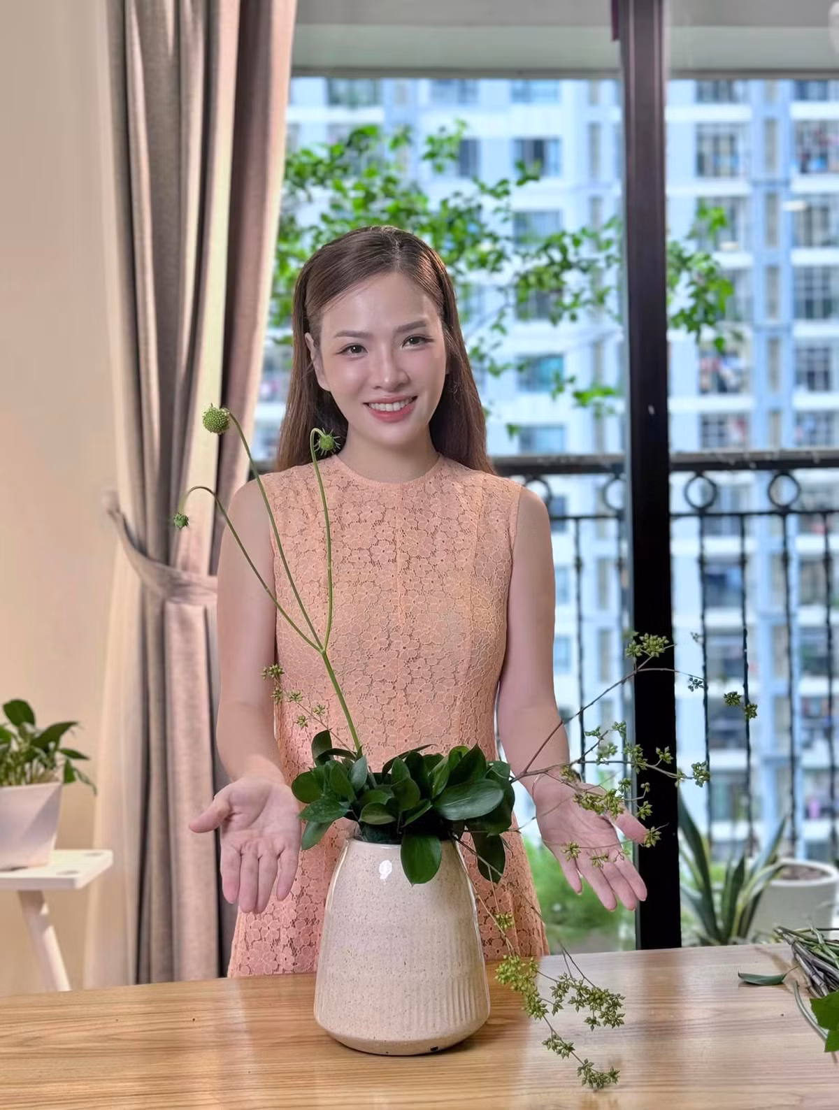  MC Đan Lê rất thích chăm sóc nhà cửa, đặc biệt là cắm hoa cho không gian sống luôn tươi mới. Ảnh: FB Nguyen Dan Le
