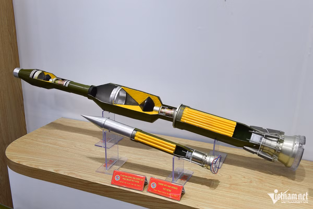 Tổ hợp đạn tăng chống giáp phản ứng nổ THCT-105TM2. Hệ thống bao gồm các khối thuốc nổ đặt trong các hộp thép bên ngoài giáp chính của xe tăng-thiết giáp, có tác dụng vô hiệu hóa hoặc giảm khả năng công phá của đạn chống tăng, tên lửa của đối phương lên giáp chính của xe.