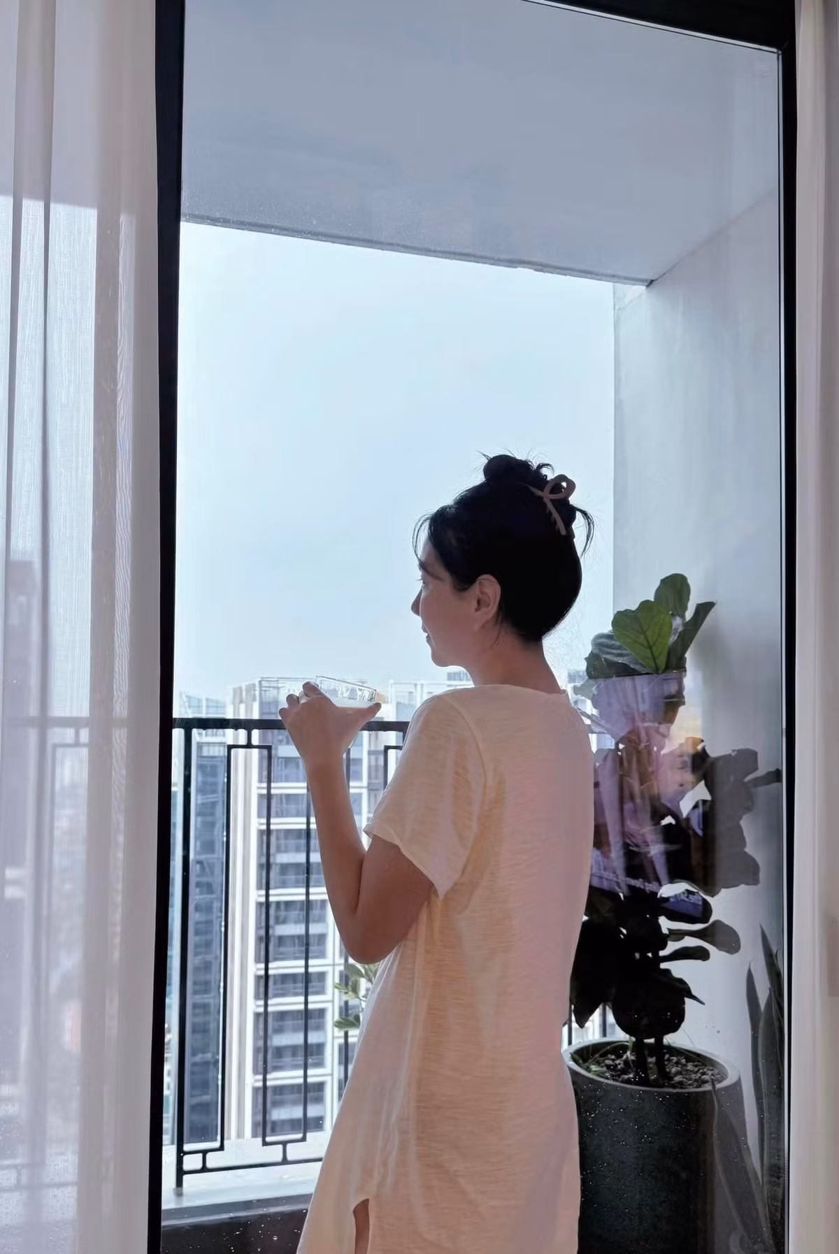 Ban công rộng thoáng là nơi nữ MC ngắm cảnh bên ngoài thành phố. Ảnh: FB Mai Ngọc