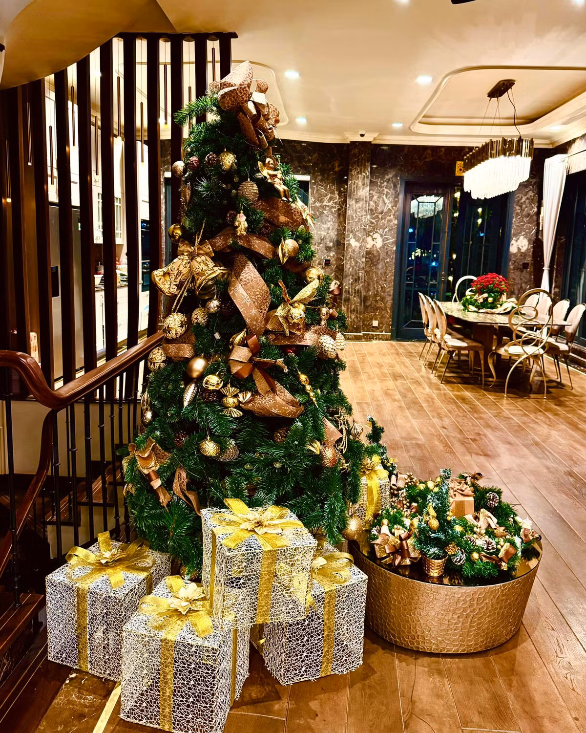 Trên trang cá nhân, Lã Thanh Huyền vừa chia sẻ hình ảnh căn biệt thự triệu đô được trang trí rực rỡ để đón Giáng sinh. Ảnh: FB Lã Thanh Huyền