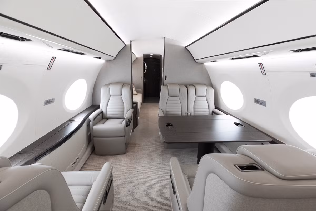Đáng chú ý là G700 - dòng chuyên cơ sở hữu cabin rộng rãi nhất trong ngành có thể chở tối đa 21 hành khách. Ảnh: Báo giao thông