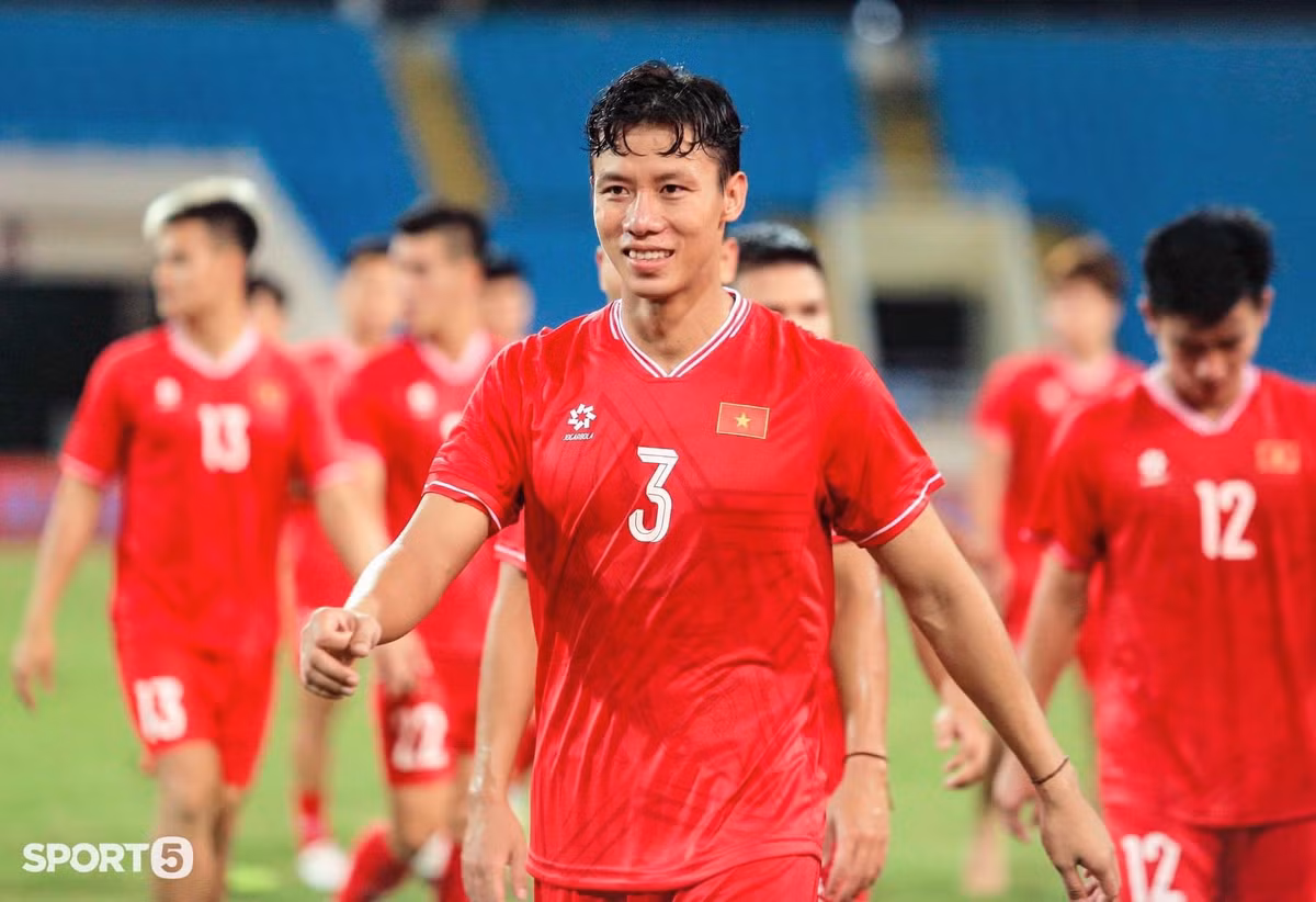 Sau hơn 10 năm thi đấu chuyên nghiệp, Quế Ngọc Hải gắn liền với hình ảnh thủ lĩnh của đội tuyển bóng đá Việt Nam. Ảnh: Sport 5