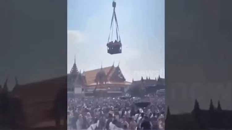Đại gia chơi ngông thuê cần cẩu rải tiền, dân chen nhau nhặt Dai gia choi ngong thue can cau rai tien, dan chen nhau nhat