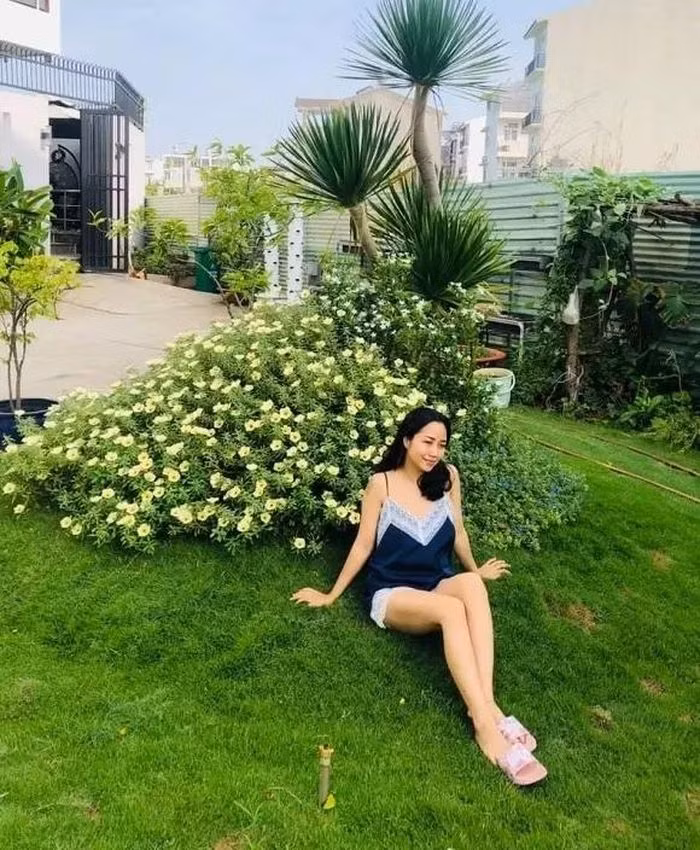 Biệt thự của Ốc Thanh Vân sử dụng tông trắng chủ đạo, thiết kế kế đậm chất đương đại, có sân vườn rộng rãi, nhiều cây xanh. Ảnh: FB Ốc Thanh Vân