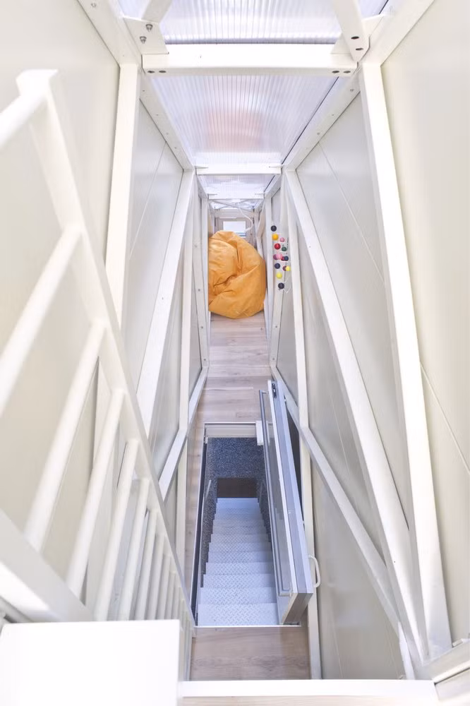 Giữa nhà là cầu thang kết nối hai tầng với nhau. Ảnh: Archdaily