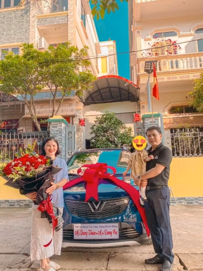 Năm 2021, tiền vệ Quang Hải còn mua chiếc ô tô Vinfast Fadil tặng ba mẹ nhân dịp lễ Vu Lan (báo hiếu) với giá ước tính khoảng nửa tỷ đồng. Ảnh: Facebook