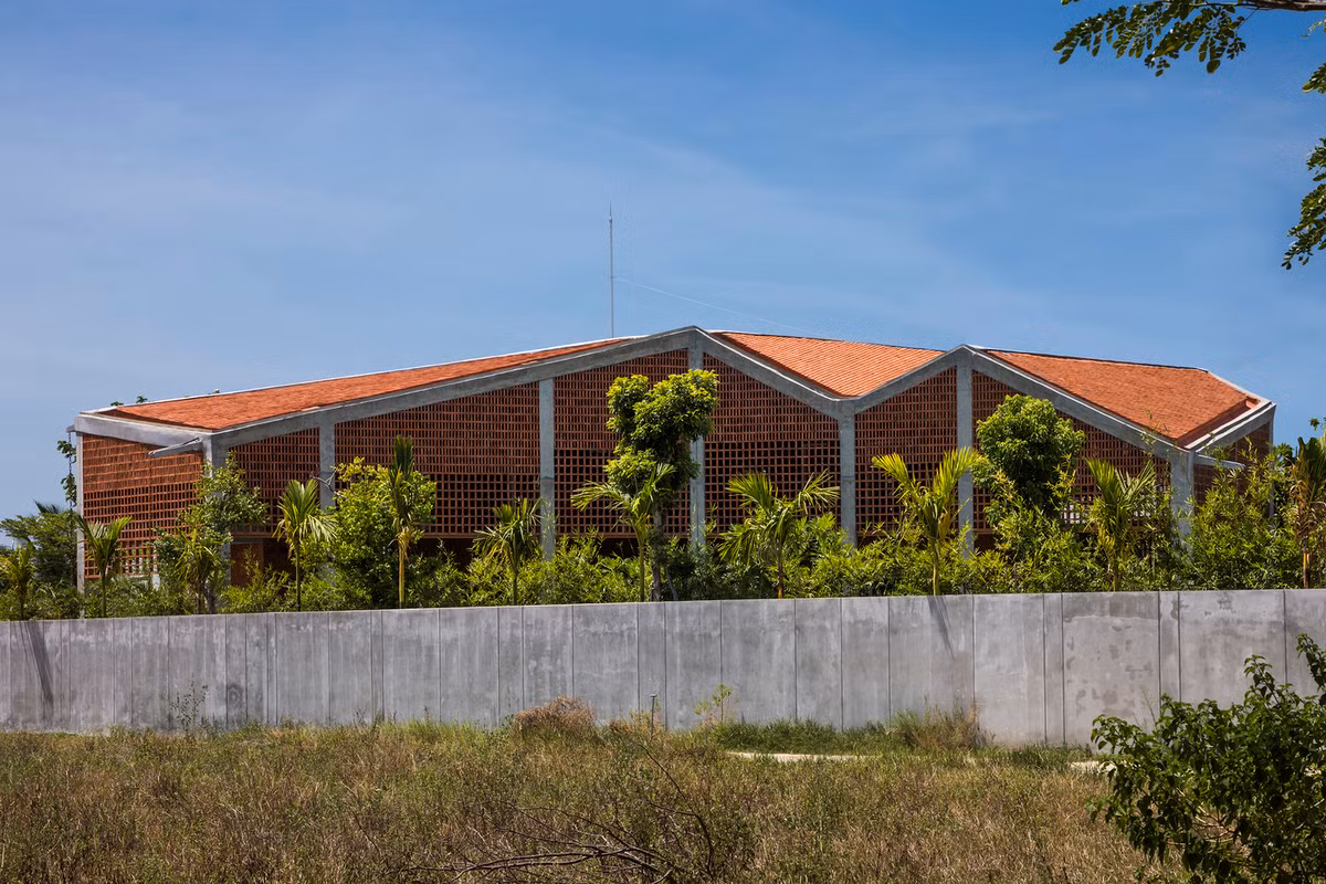 Được xây dựng trên lô đất 385m2 tại Đà Nẵng, ngôi nhà gây ấn tượng bởi thiết kế mái nhấp nhô đặc biệt. Ảnh: Hiroyuki Oki