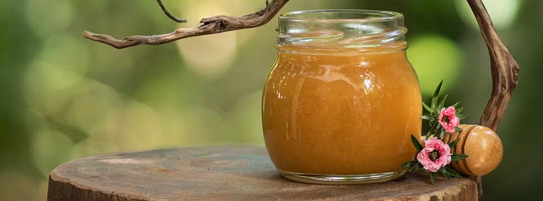 Chủ yếu được làm từ mật hoa của một loại cây nên Manuka còn gọi là mật ong đơn hoa. Ảnh: Getty