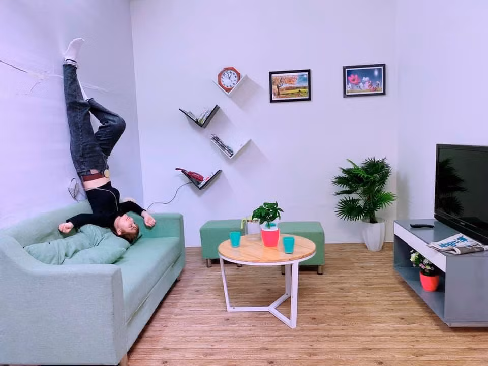 Căn nhà làm bằng vật liệu nhẹ và được sử dụng đinh, vít, keo dính đặc biệt để cố định trên trần nhà. Ảnh: LanghoaSadec