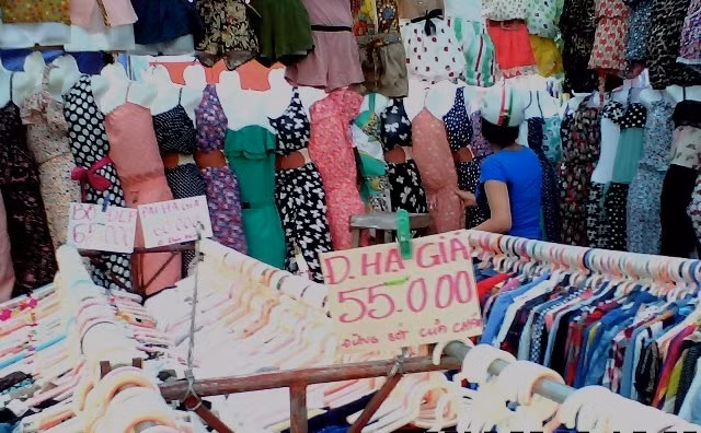 Vài chục ngàn đồng cho một chiếc áo nghe có vẻ là món hời, nhưng thực tế tính theo tỷ lệ giá cả/hiệu quả sử dụng thì rất thấp. Ảnh: Mytour
