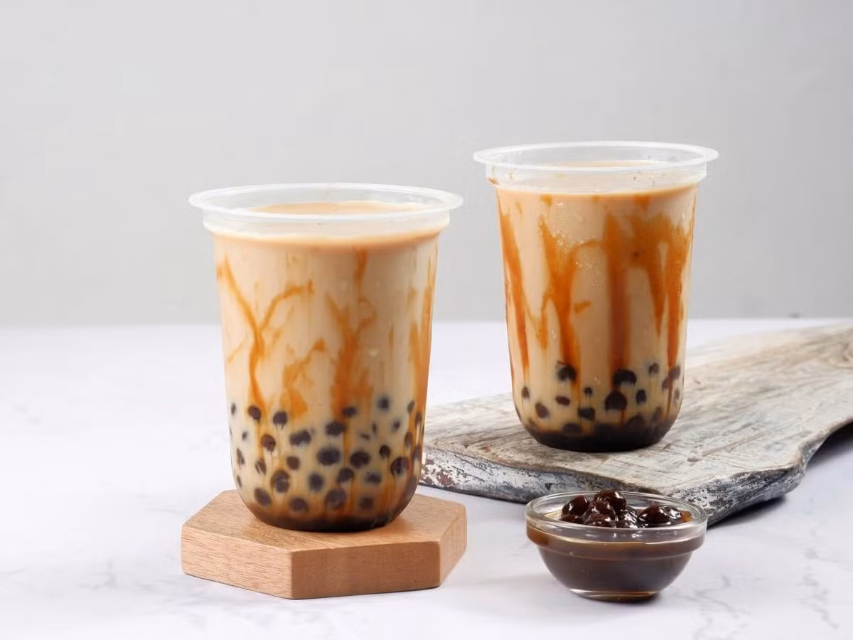 Để tiết kiệm tiền thuê xe công nghệ, nhiều người chọn giải pháp đi bộ, từ đó khiến cơ thể mệt mỏi. Khi khát nước lại mua cốc trà sữa, giá trị gấp vài lần tiền vé xe, và khiến cơ thể béo lên. Ảnh: Internet