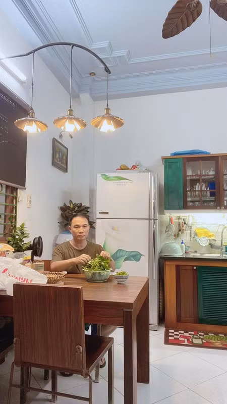 Khu bếp khá đơn giản nhưng gọn gàng. Ảnh: FBNV