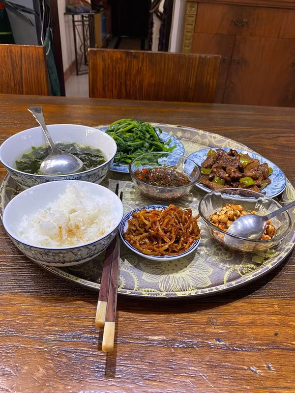 Quang Linh thường tự tay vào bếp nấu đa dạng các món ăn. Ảnh: FBNV