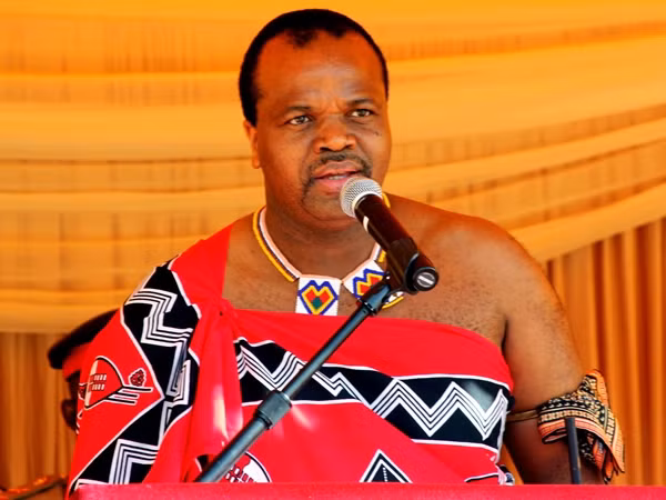 Đáng chú ý, vua Mswati-III có 15 người vợ và một số thê thiếp nhưng nhà vua Mswati-III vẫn không ngừng tìm kiếm thêm mỹ nữ mới mỗi năm. Ảnh: The Independent