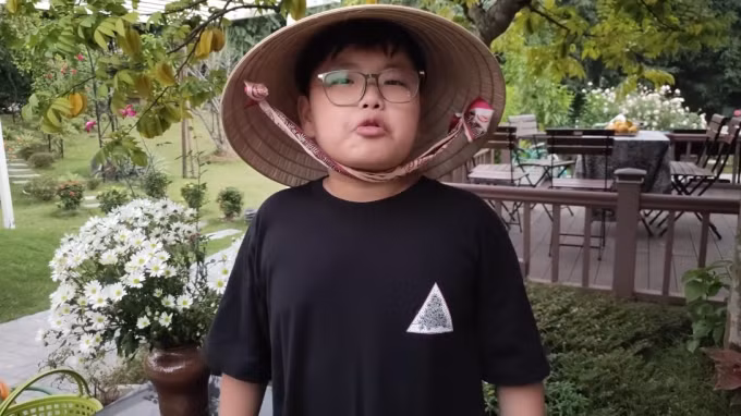 Gần hiên nhà còn có một cây khế nhỏ nhưng rất sai quả, mọng nước. Ảnh chụp màn hình