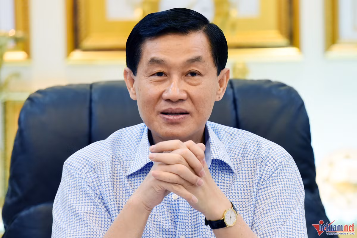 Được mệnh danh "ông vua hàng hiệu" nhưng mỗi lần xuất hiện đều doanh nhân Johnathan Hạnh Nguyễn đều giản dị và gần gũi. Ảnh: Vietnamnet