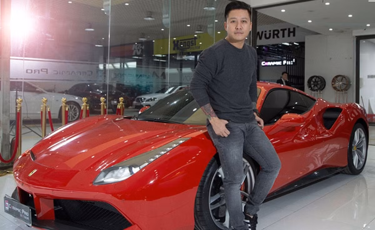 Năm 2017, Tuấn Hưng tậu chiếc Ferrari 488 GTB màu đỏ nổi bật, trị giá ước tính tại thời điểm đó khoảng 16 tỷ đồng. Ảnh: FBNV