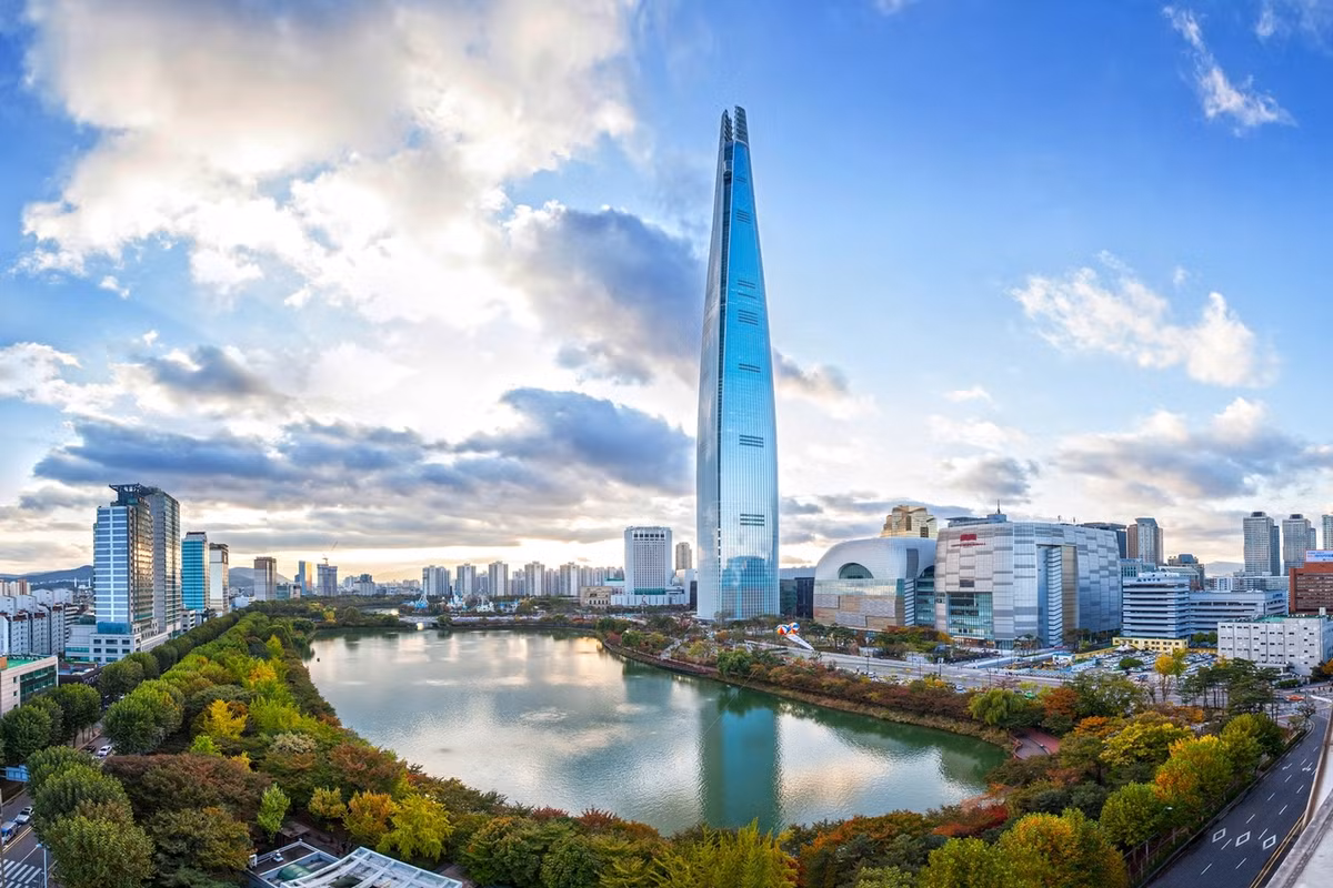 Lotte World Tower là một siêu cao ốc với chiều cao 555m và 123 tầng. Công trình này trở thành biểu tượng của Hàn Quốc và một địa điểm du lịch không thể bỏ qua khi đến Seoul. Ảnh: Archdaily
