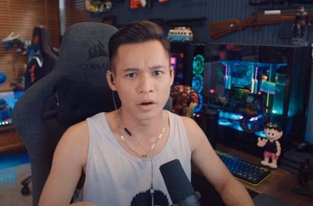 Theo trang thống kê Social Blade, mỗi tháng kênh YouTube của Độ Mixi có thể thu về 9.900-158.200 USD (khoảng 232 triệu-3,7 tỷ đồng). Ảnh chụp màn hình
