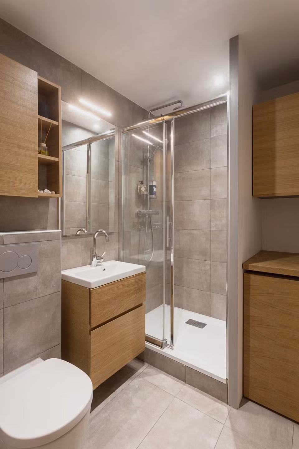Phòng tắm thiết kế hiện đại với các khoang buồng đầy đủ tiện ích cho việc sinh hoạt. Ảnh: Homedit