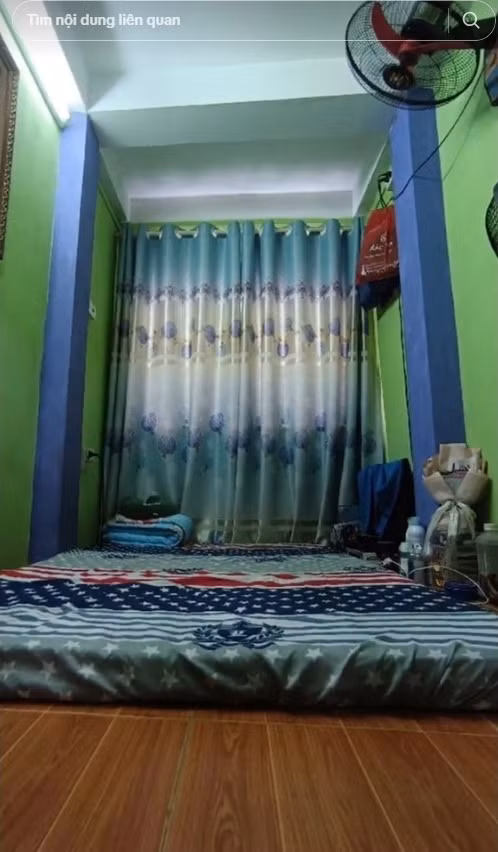 Nhà gồm 4 tầng, mỗi tầng chỉ để vừa chiếc đệm là đã gần hết diện tích phòng. Ảnh: @hungnguyen.land