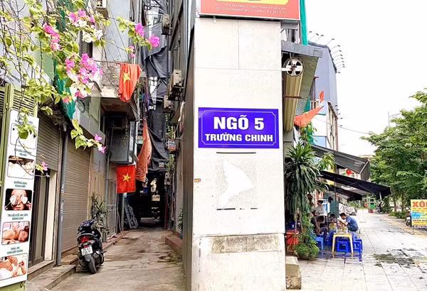 Đặc biệt, phần tường của căn nhà còn được gắn biển "Ngõ 5 Trường Chinh", nếu quan sát từ phía sau, nhiều người sẽ hiểu nhầm đây chỉ là bức tường của một con ngõ. Ảnh: Vietnamnet