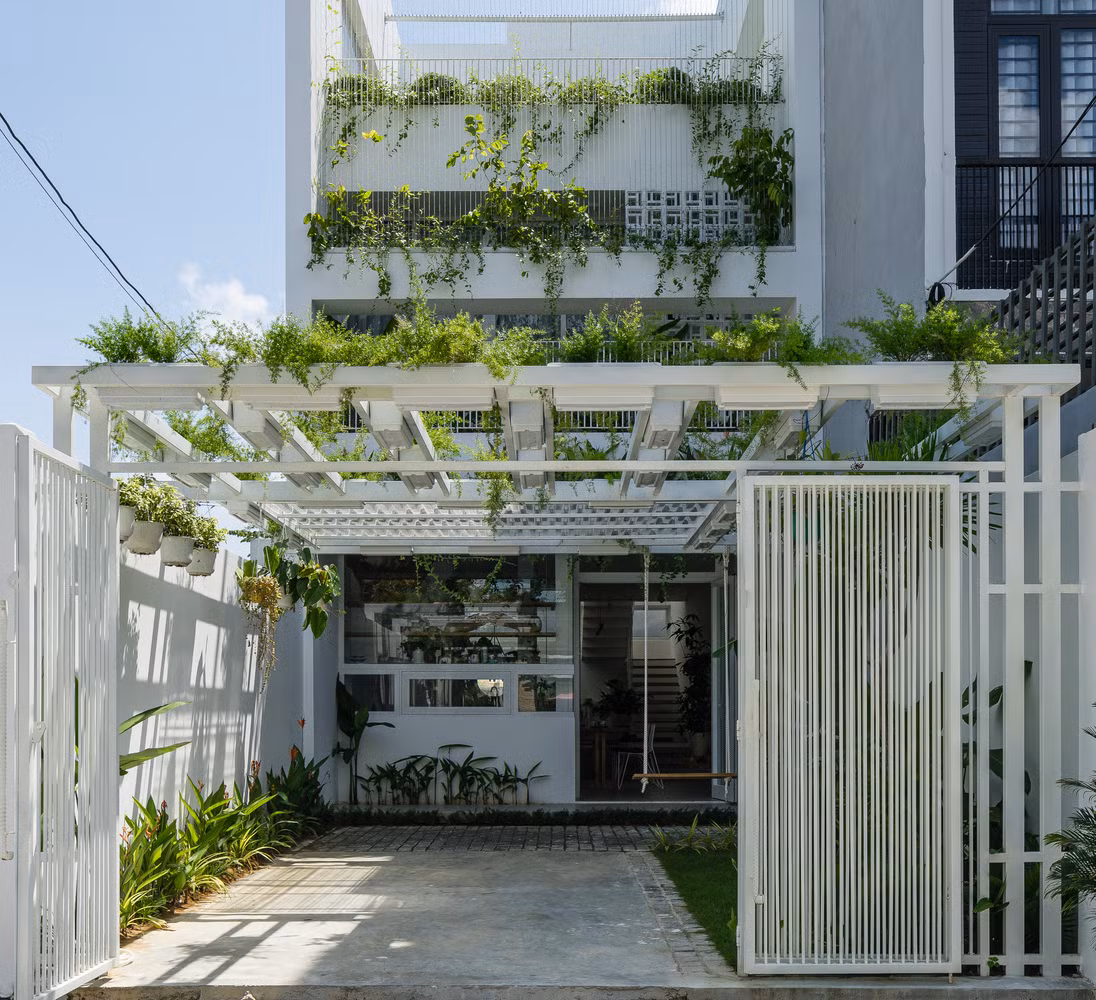Q House là ngôi nhà nhỏ, nằm ở ngoại ô Đà Nẵng. Với diện tích đất 100 mét vuông, thiết kế được hình thành với ý tưởng về một ngôi nhà nhiệt đới, phù hợp với điều kiện thời tiết miền Trung. Ảnh: Quang Dam
