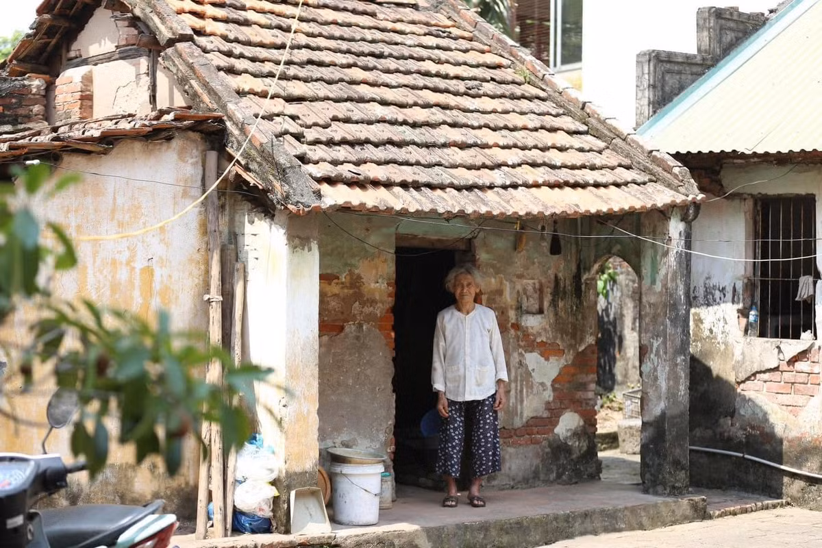 Cách trung tâm Hà Nội hơn 10km, nằm sâu trong ngõ nhỏ thuộc phường Thạch Bàn, quận Long Biên, có một ngôi nhà cấp 4 được xây dựng hơn 80 năm trước vẫn được gìn giữ, bảo vệ bởi cụ Khúc Thị Mận (98 tuổi). Ảnh: Facebook