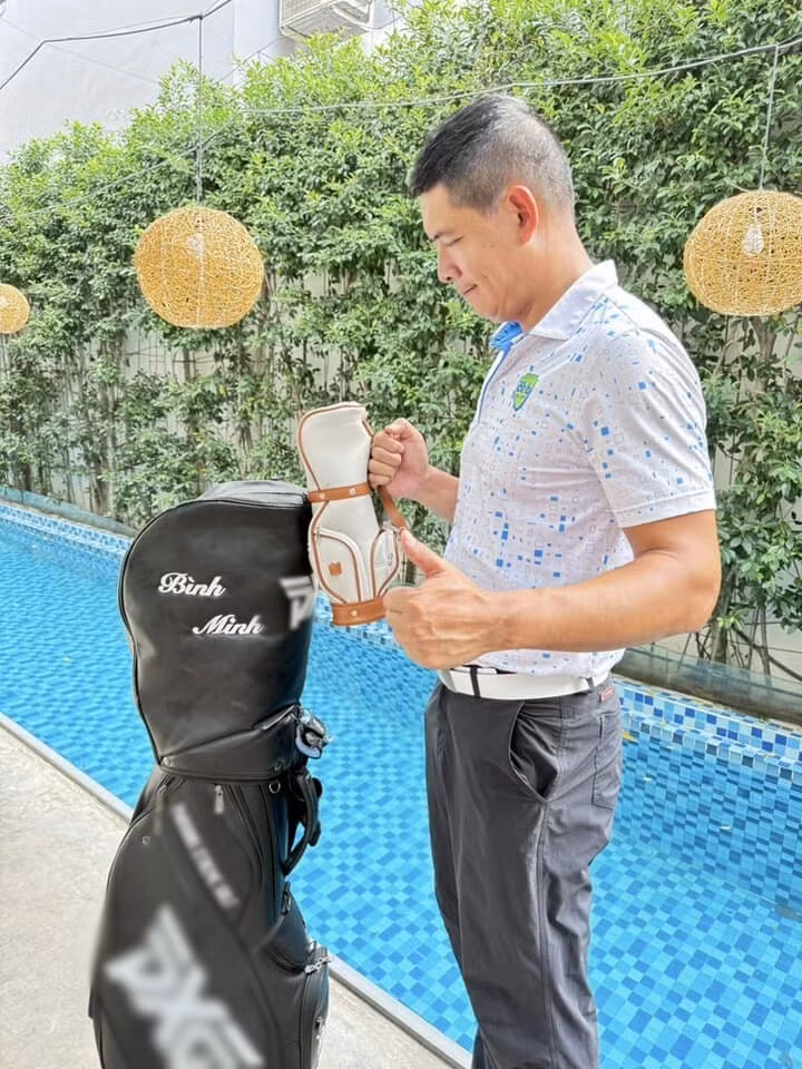 Bể bơi được lát gạch vuông nổi bật. Ảnh: FBNV