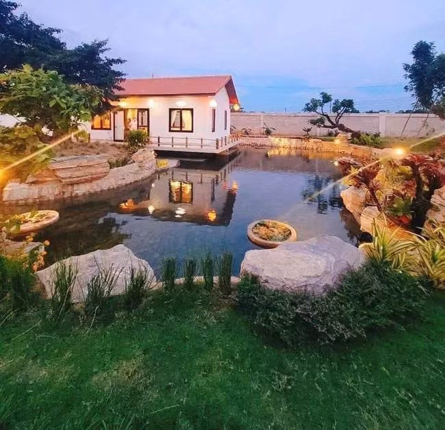 Bên trong xây dựng và chia theo nhiều khu bao gồm hồ cá, sân vườn, bãi cát trắng và nhà ở hiện đại. Ảnh: FBNV