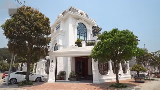 Căn biệt thự được xây lên từ bãi đất trống rộng 200m2, trong đó 120m2 dùng để xây nhà, phần diện tích còn lại dành cho không gian cây xanh, chòi nghỉ. Ảnh chụp màn hình