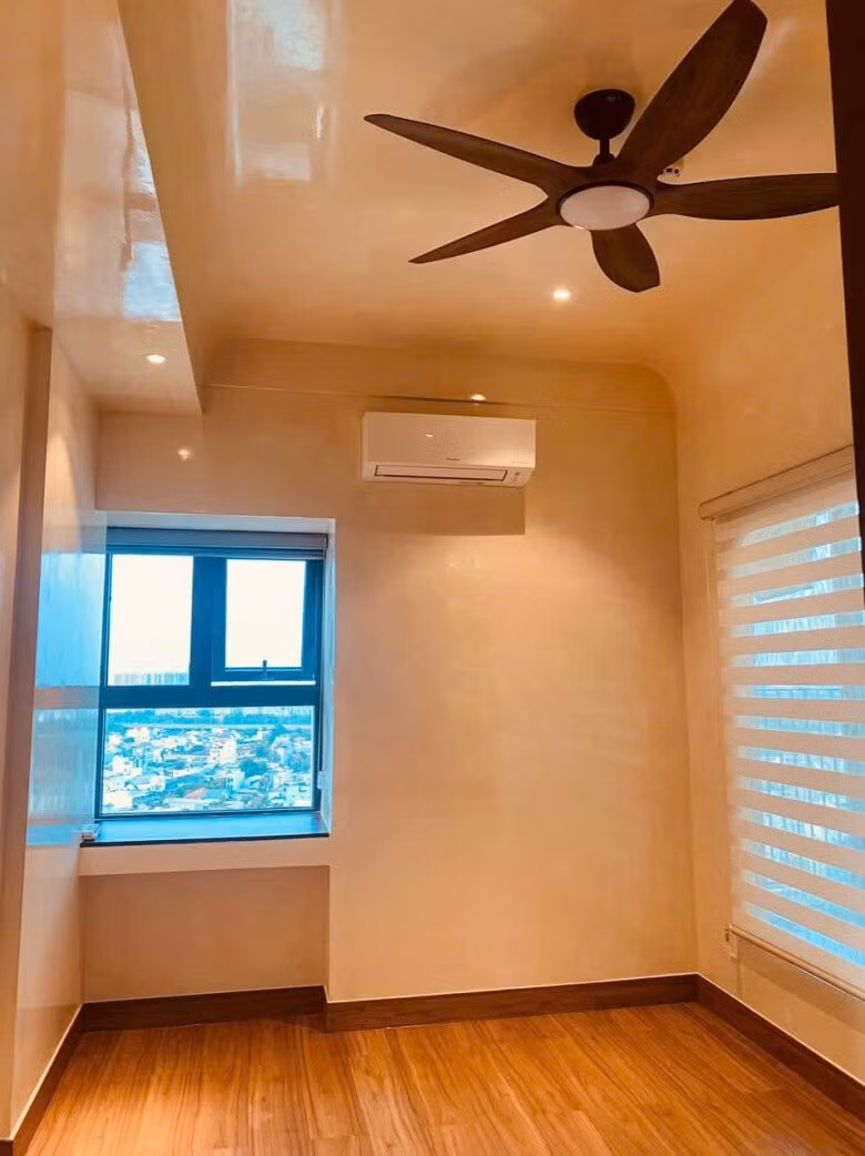 Phòng ngủ được Cao Thái Hà bài trí tối giản với sàn gỗ sáng và cửa sổ lớn đón ánh sáng tự nhiên. Ảnh: FB Cao Thái Hà