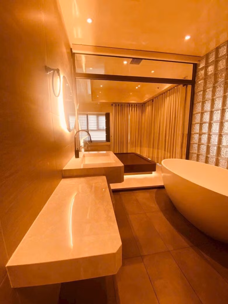 Phòng tắm sang trọng với bồn tắm hình oval trắng. Ảnh: FB Cao Thái Hà