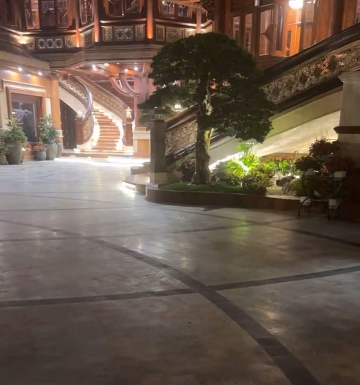 Trong khuôn viên biệt thự bày trí một chòi nghỉ sân vườn để uống trà, thư giãn, có hồ cá Koi, góc vườn hoa với nhiều loại cây cảnh như tùng, bách, hoa hồng...Ảnh: Facebook