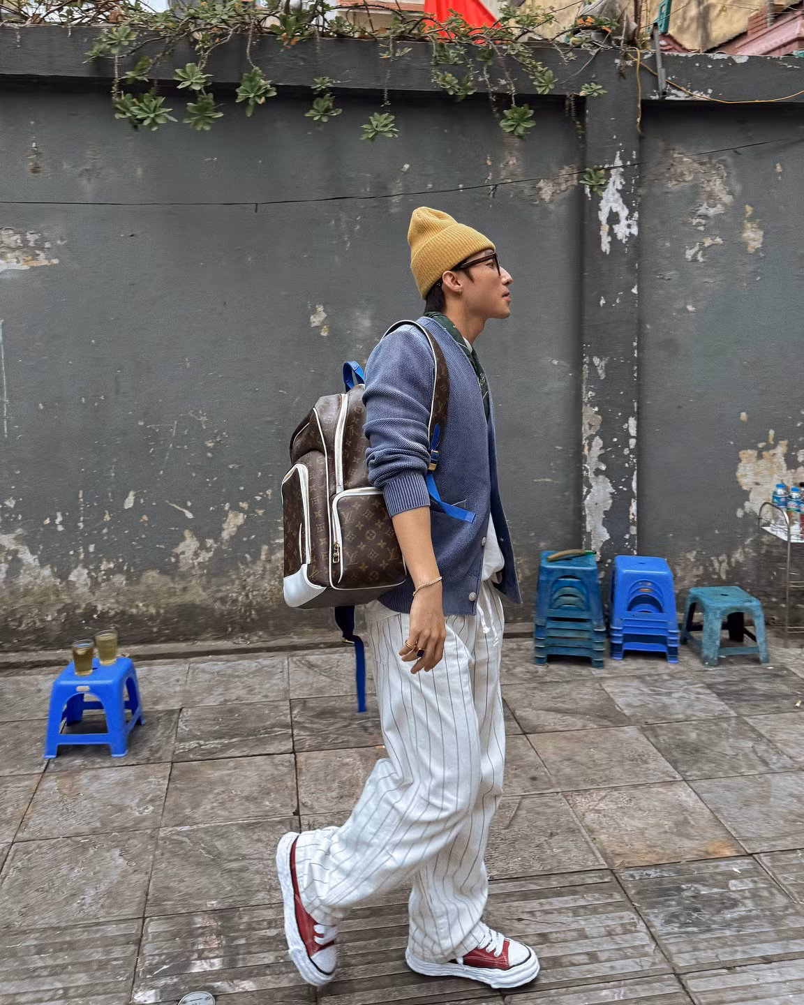 Trong ảnh, nam ca sĩ Thái Bình lên đồ chỉn chu với cardigan, quần kẻ sọc phối cùng những phụ kiện đắt đỏ của Louis Vuitton. Ảnh: Ảnh: FBNV