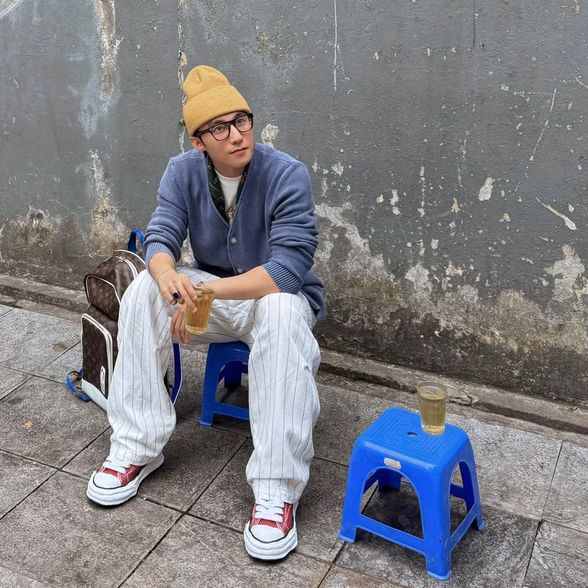 Mới đây, Sơn Tùng M-TP gây sốt khi chia sẻ ảnh ngồi trà đá vỉa hè trên phố Bà Triệu, Hà Nội. Ảnh: FBNV