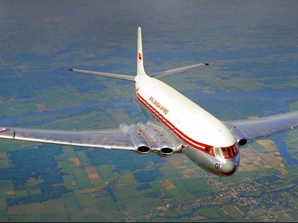 Trông giống như sự kết hợp giữa chim sẻ và tàu vũ trụ, chiếc De Havilland Comet tuyệt đẹp, lần đầu tiên bay vào năm 1949, là máy bay phản lực chở khách đầu tiên đi vào hoạt động. Bốn động cơ phản lực được lắp bên trong cánh, mang lại cho Comet vẻ ngoài thon gọn vô song. Ảnh: Sunshineskies