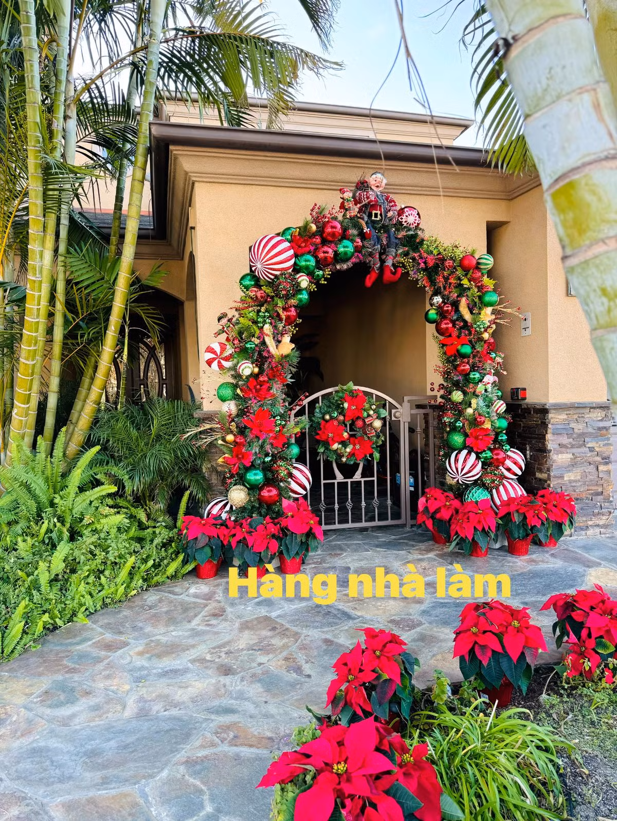 Nhiều bạn bè, khán giả khen Mr Đàm khéo tay, có khiếu thẩm mỹ khi trang trí căn biệt thự ngập tràn sắc màu Giáng sinh. Ảnh: FB Dam Vinh Hung