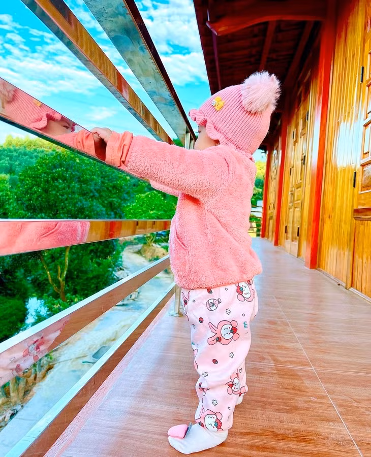 Ngôi nhà nổi bật chẳng khác căn biệt thự nghỉ dưỡng với chất liệu gỗ chủ đạo. Ảnh: FBNV
