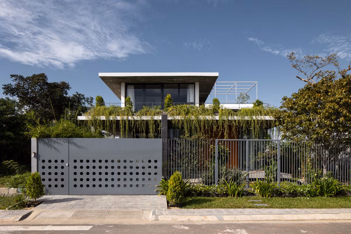 TA House là ngôi nhà 3 tầng thiết kế mở nằm trên một khu đất đang trong diện phải cải tạo lại, đối diện với khu quy hoạch dân cư mới ở Huế. Ảnh: Hoàng Lê