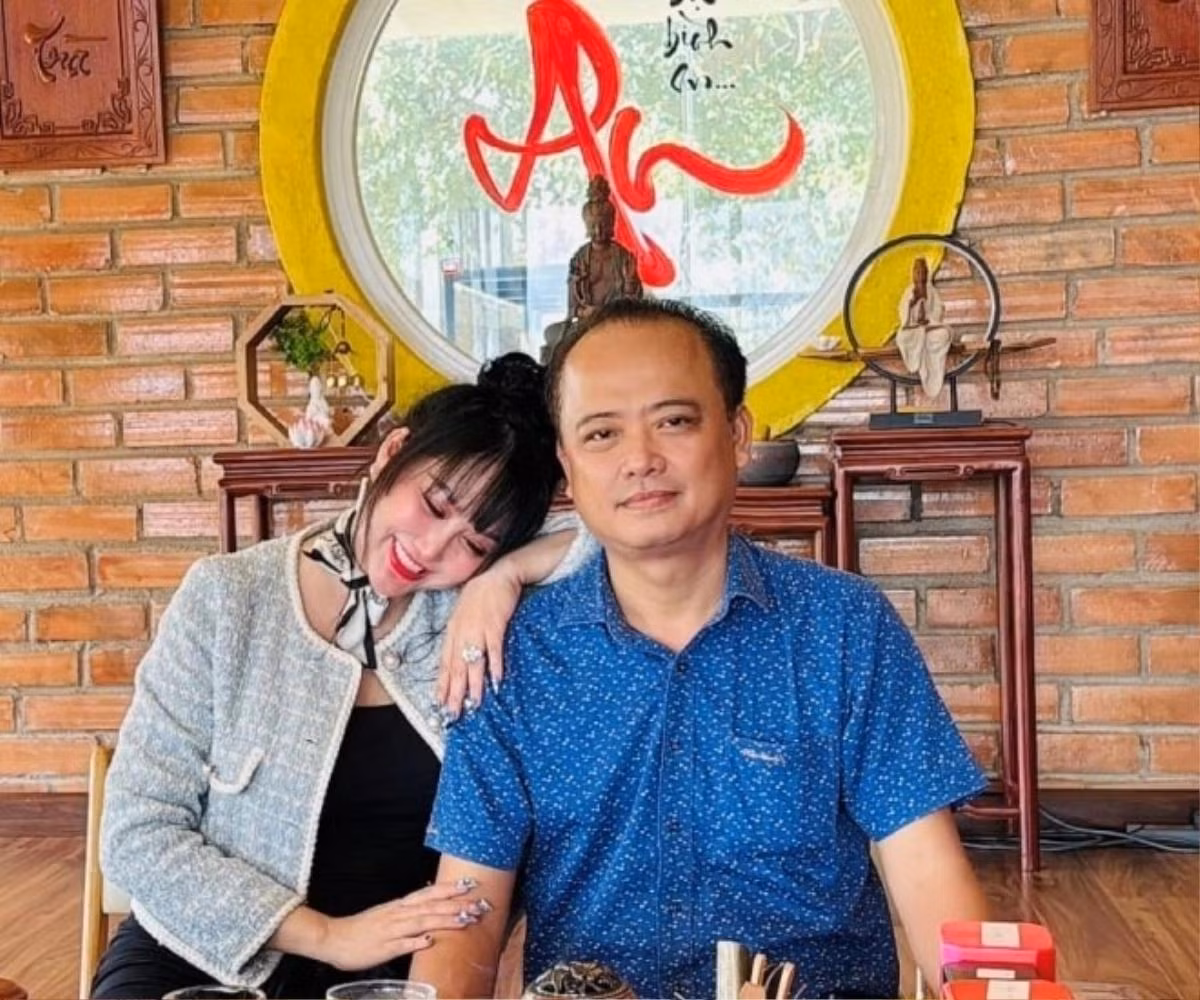 Trong đoạn clip, Phi Thanh Vân không ngừng khen ngợi bạn trai. Cô cho biết anh vừa thông minh vừa đẹp trai. Ảnh: FBNV