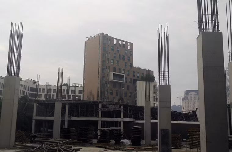 Sáng nay, ghi nhận của PV Kiến Thức tại hiện trường vụ sập trường mầm non Vườn Xanh, toàn bộ khu vực đang xây dựng vừa xảy ra sự cố đã bị phong tỏa hoàn toàn. Hiện cũng chưa rõ liệu có thương vong nào xảy ra trong vụ sập đêm qua hay không.