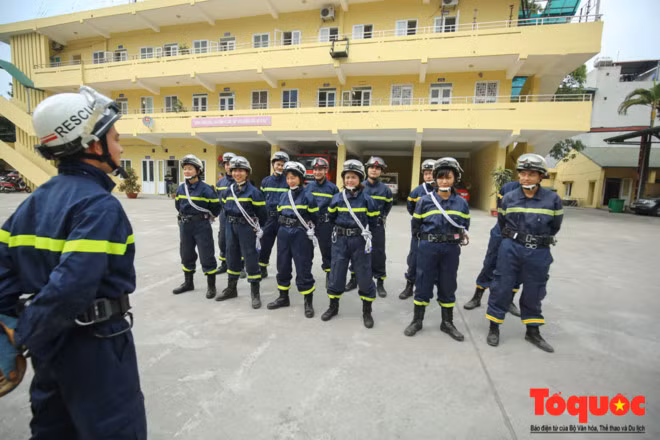 Năm "bông hoa thép" :Trung tá Nguyễn Thị Thu Hiền, Đội trưởng; Đại úy Phan Thị Ngọc Anh, Đội phó; Đại úy Nguyễn Thị Ngọc Lan; Thượng úy Trần Thị Thủy, Thiếu úy Nguyễn Thị Lụa thuộc biên chế đội cứu hộ, cứu nạn - Cảnh sát Phòng cháy Chữa cháy thành phố Hà Nội.